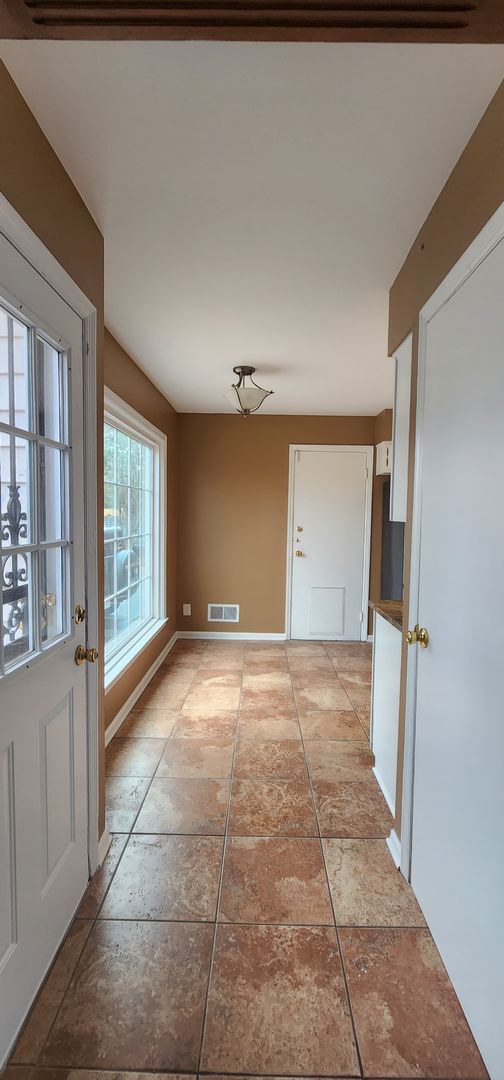 Building Photo - FRESH Paint!  Sprawling, Hurstbourne Ranch with Basement!  3 Bedrooms, 3 Full Baths, Hardwood Flo...