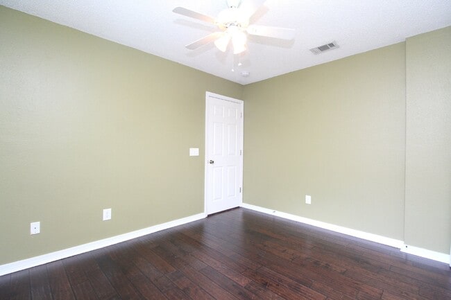 Building Photo - Spacious 3BR with Sunroom & Eat-In Kitchen – Holsberry Estates