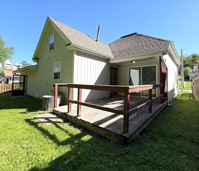 Building Photo - Easy to Maintain 2 Bed Home with Attached Garage