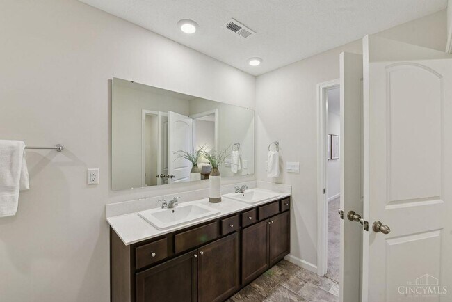 Building Photo - 5001 Lakeview Dr
