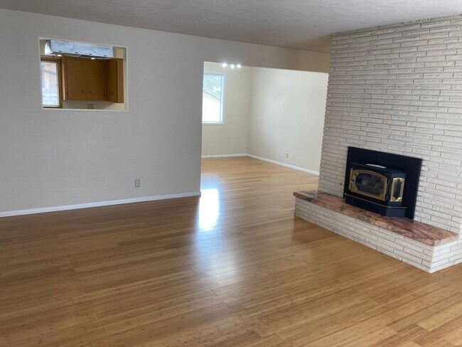 Building Photo - Mid-Century Four Bedroom in Candalaria, La...