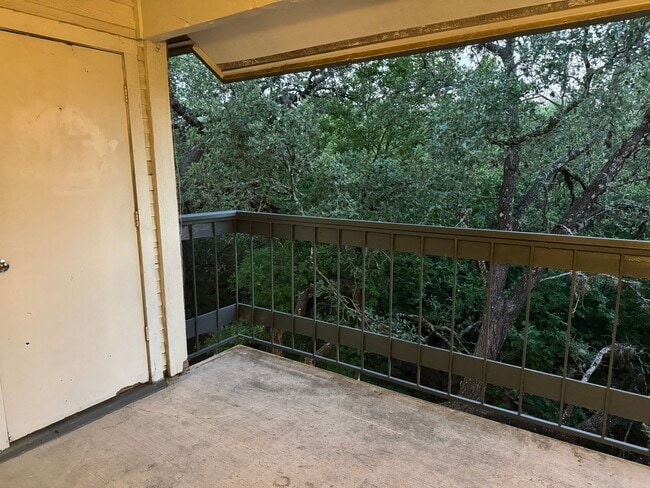 Building Photo - Great location off Blanco near Wurzbach and West Ave | 2 Bedroom | 2 Bath | Top Floor