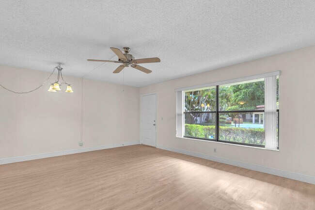 Building Photo - 91 SW South River Dr
