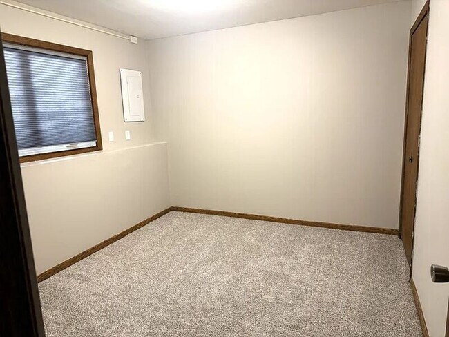 Building Photo - 7431 Rosewood Ln N