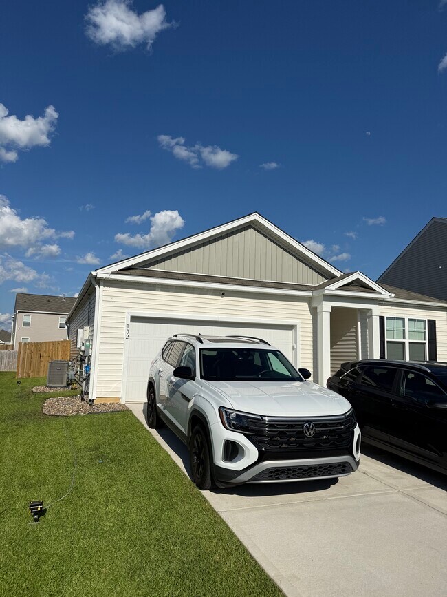 Building Photo - 102 Green Passage Ln
