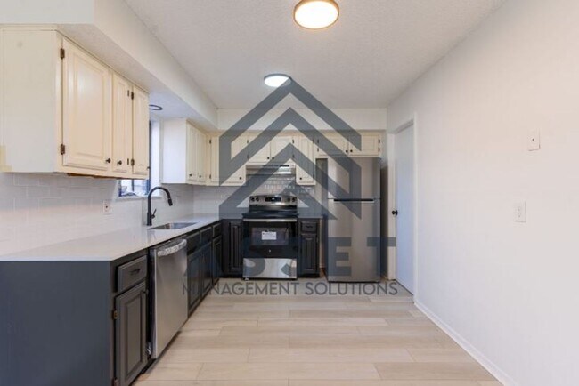 Building Photo - 5 Bedroom House Available Now