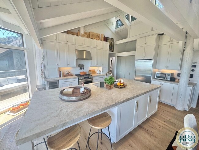 Building Photo - Tranquil & Sun Drenched 3BR|3BR in Heart o...