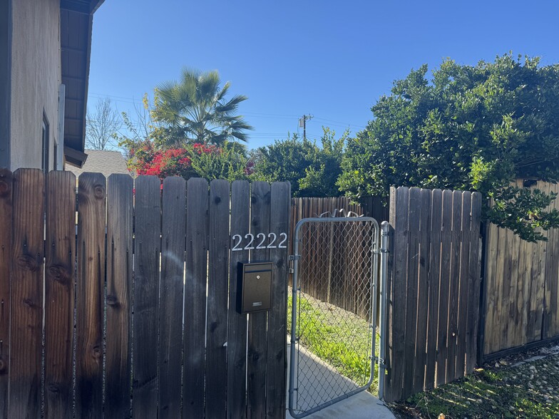 Primary Photo - 22222 Vanowen St