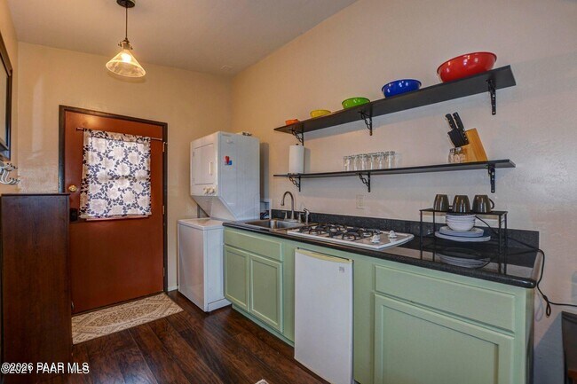 Building Photo - 502 Western Ave