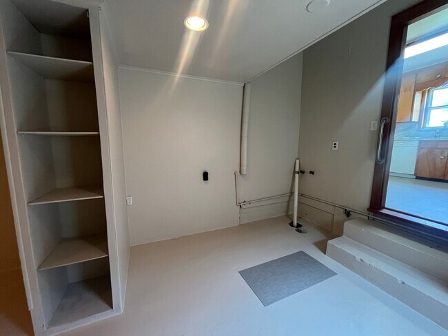 Building Photo - Midtown bungalow, beautiful hard wood floors, lots of natural light.