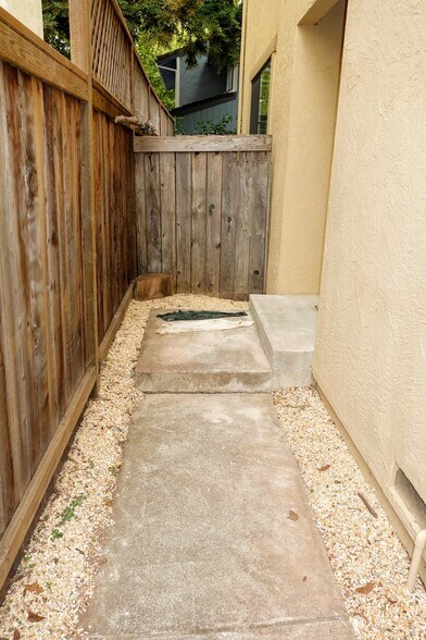 Building Photo - 983 Hacienda Circle