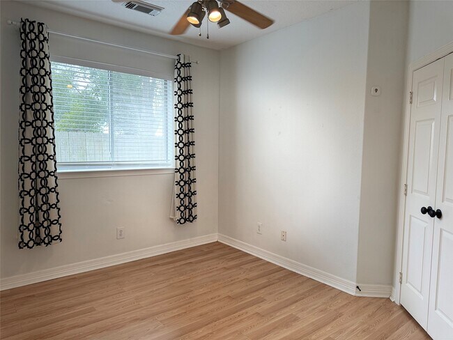 Building Photo - 2227 Oakwell Ln