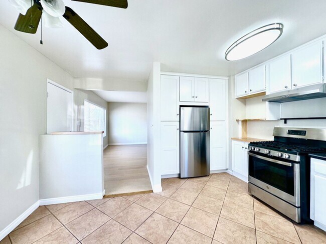 Building Photo - FOR RENT - 2 Br/1Ba 900 SF Cozy Single Sto...