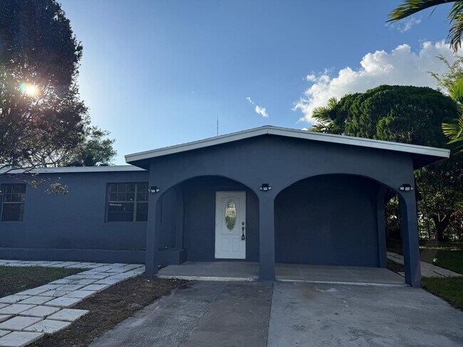 Building Photo - 4400 SW 36th St