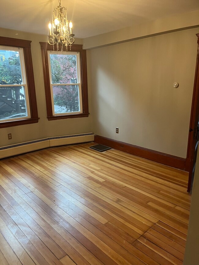 Building Photo - 107 Elm St