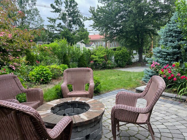 Building Photo - 1295 Main St