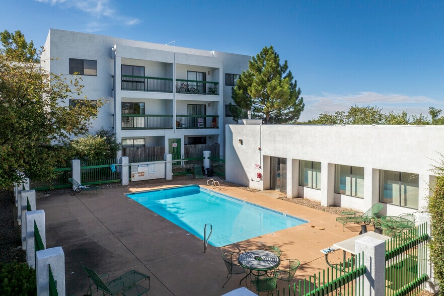 Pool - Evergreen Apartments