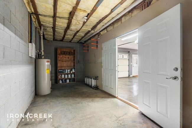 Building Photo - 8 Rose Briar Cir