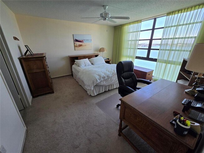 Building Photo - 7700 Sun Island Dr S