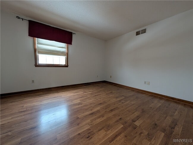 Building Photo - 270 Selkirk Dr