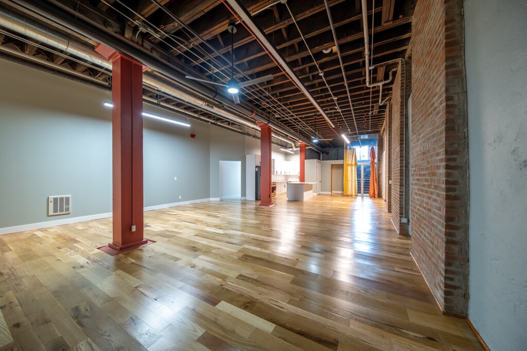 Building Photo - 635 W Lakeside Ave