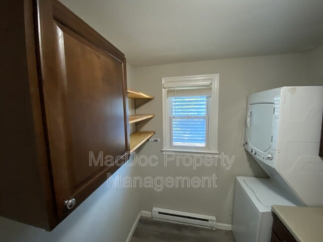 Building Photo - 205 N Irving Ave