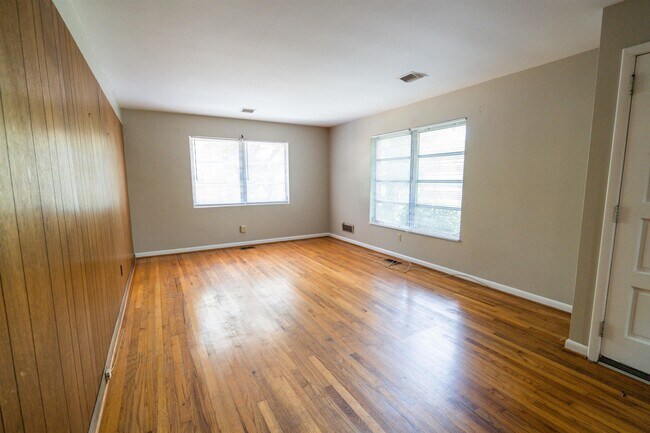 Building Photo - 2103 Evergreen Dr