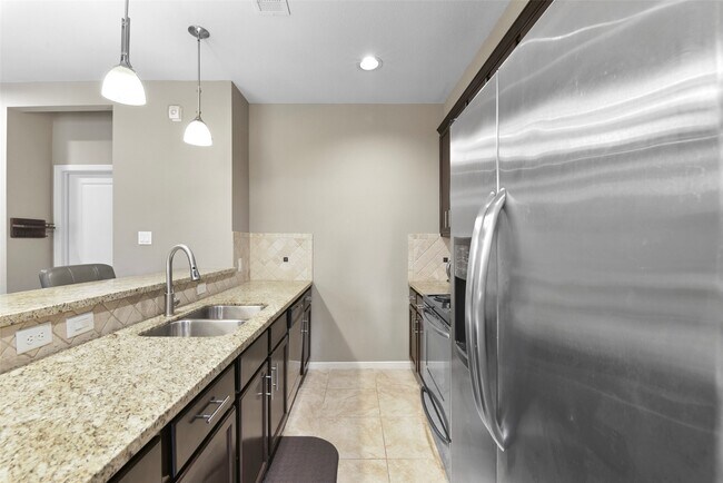 Building Photo - 241 N Lenox St