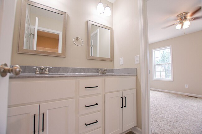 Building Photo - 2066 Tynewood Dr