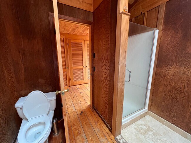 Building Photo - Large 4 bedroom 3 bathroom home in Pacific...