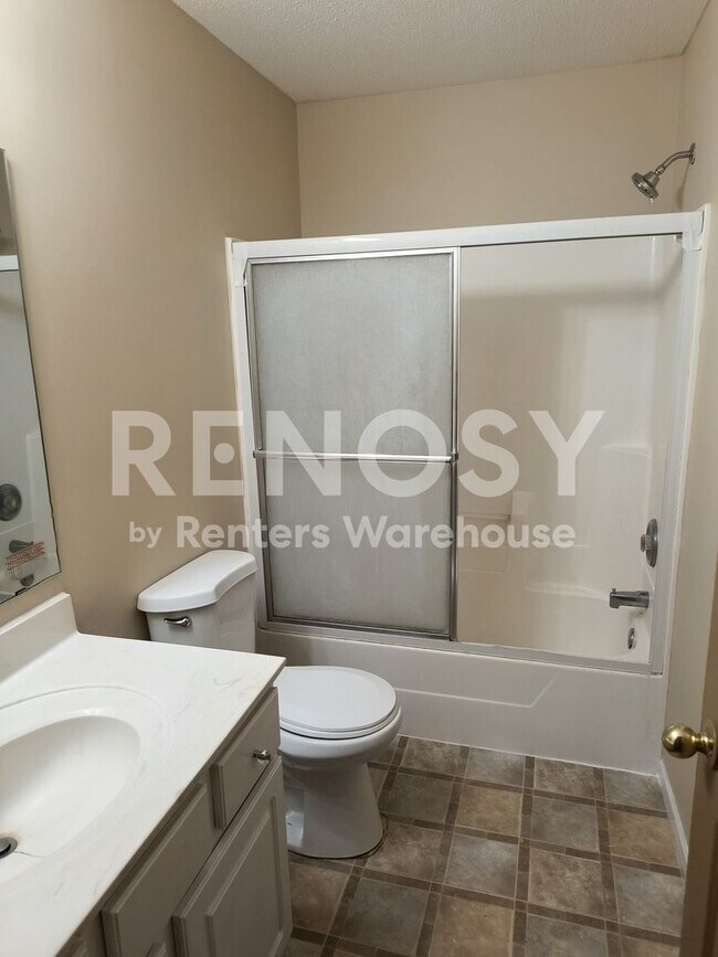 Building Photo - 4BD/3.5BA Townhome in Apple Valley Available Now!