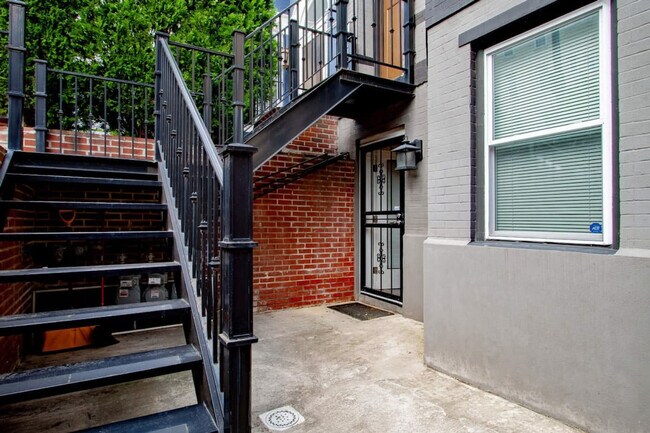 Building Photo - 403 C St NE
