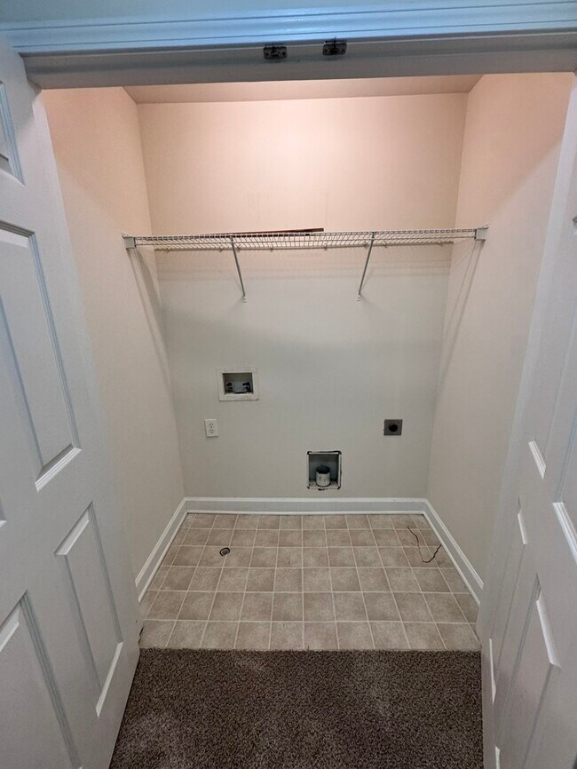 Building Photo - HUGE 3 Bed 3.5 Bath 3 Story Town Home, AVAILABLE NOW!