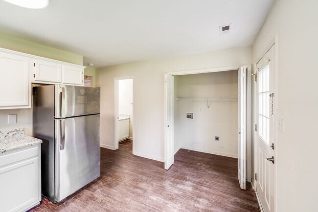 Building Photo - 2BR Updated Duplex Near South Park – Cozy,...