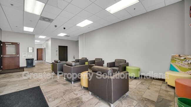 Building Photo - 60 University Dr