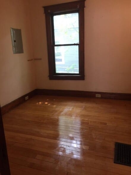 Building Photo - 29 Isham St