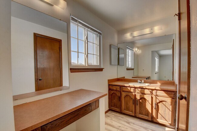 Building Photo - 4 bedroom, 3 bath home with 2 car garage