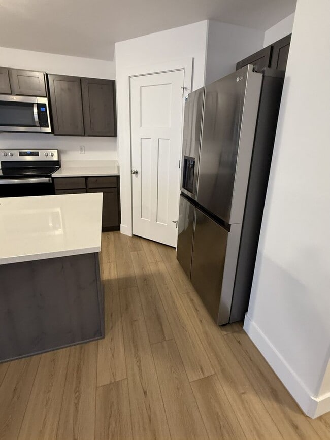 Building Photo - Spacious 3-Bedroom Upper-Level Home in Gra...