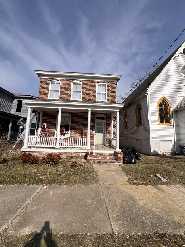 Building Photo - 1005 W High St