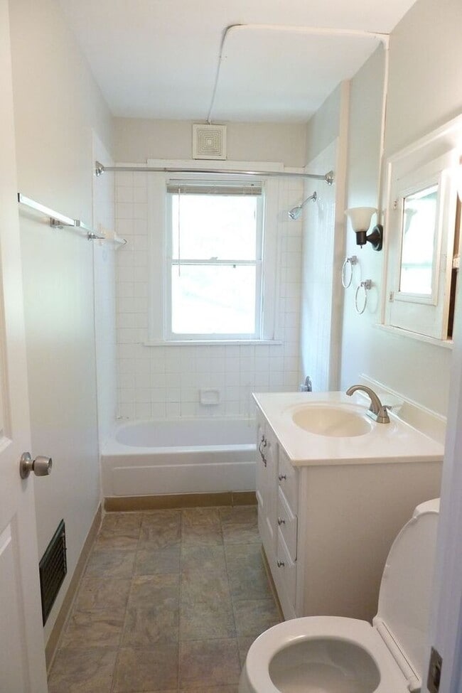 Building Photo - Bright 3BR Unit + Off-Street Parking + Balcony Near Capital University