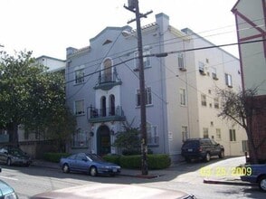 Building Photo - Sunny 1BD Apartment, Close to everywhere! ...