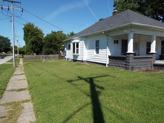 Building Photo - Two bedroom/one bathroom single family hou...