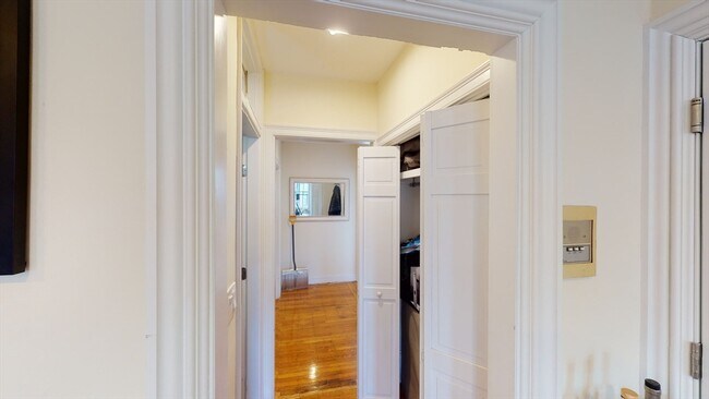 Building Photo - 6 Brimmer St