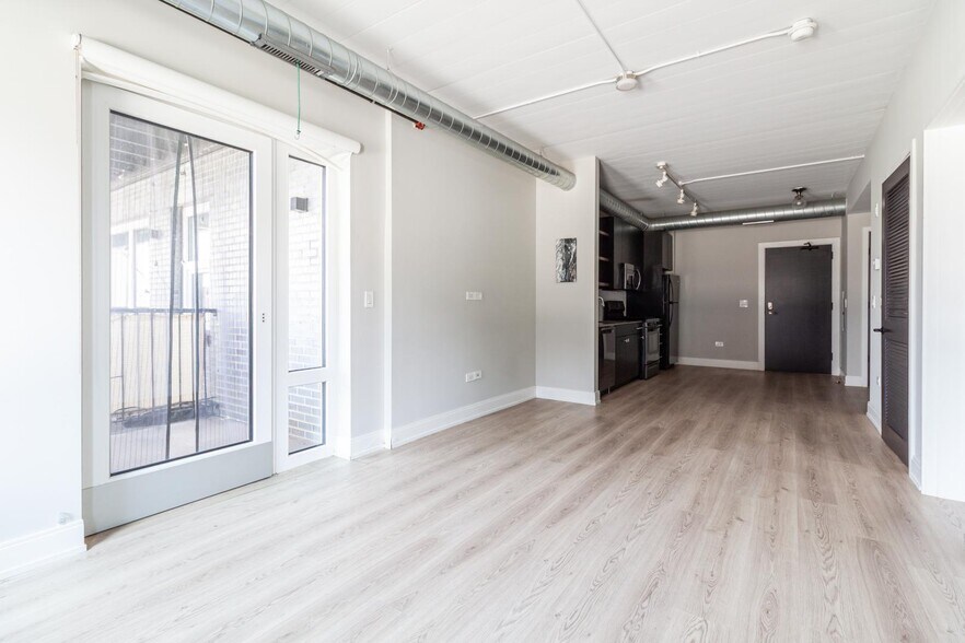 Building Photo - 941 W Belmont Ave