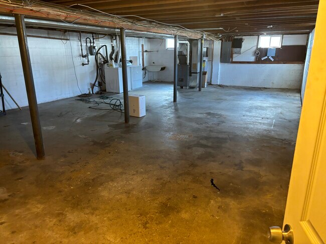 Building Photo - 8 Sebring Ave