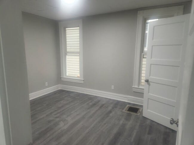 Building Photo - Walking distance to U of L and Bellarmine Campus