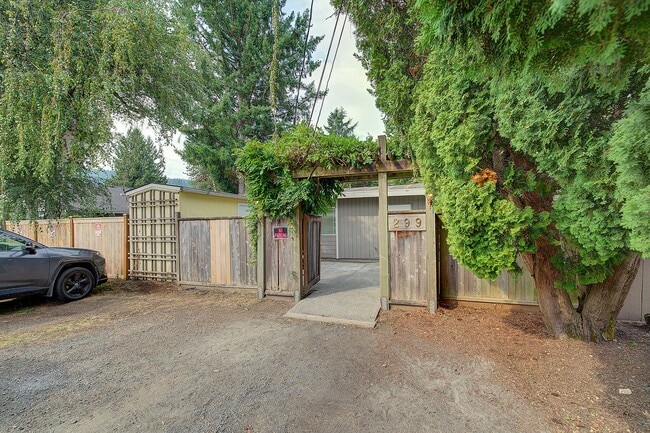 Building Photo - 2Bd/1Ba Issaquah Duplex