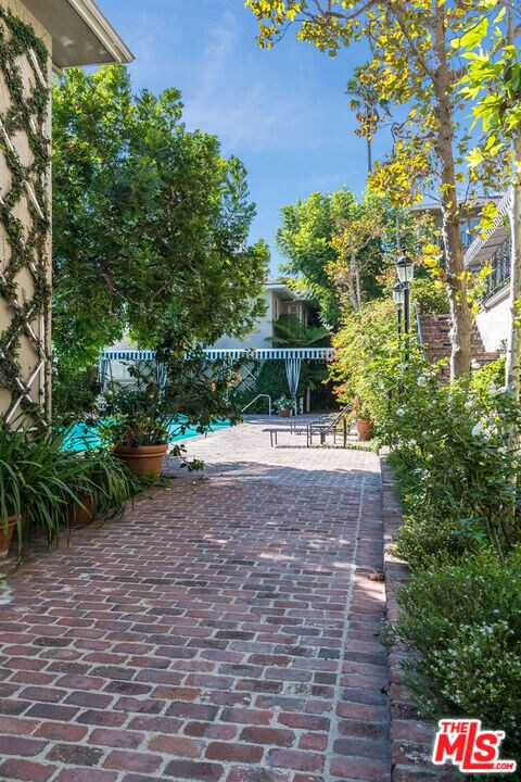Building Photo - 1219 Sunset Plaza Dr Dr