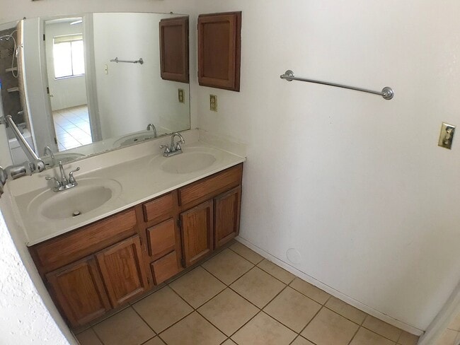 Building Photo - Northeast El Paso 3 bed with Refrig A/C an...