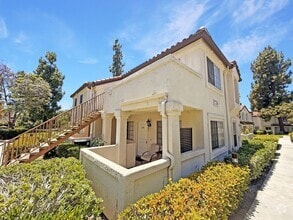 Building Photo - Spacious Studio Unit in Eastlake w/ AC!